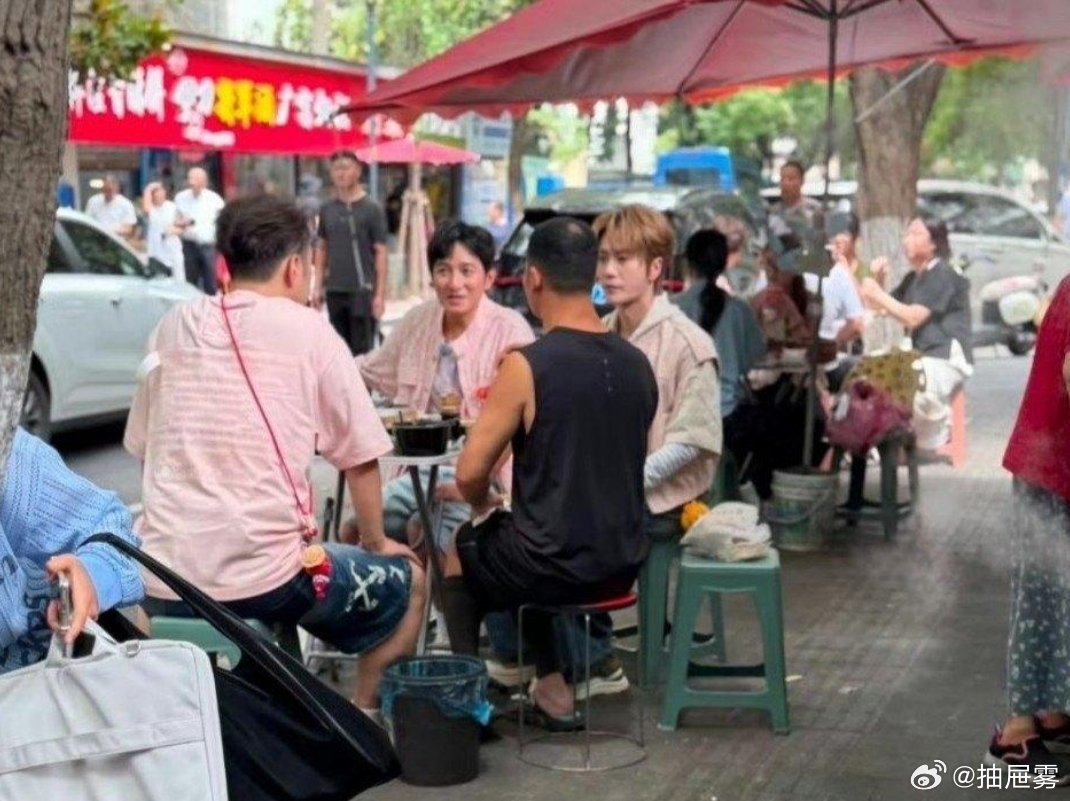 39岁杜海涛蹲南京路边啃汤包胖出油腻大叔感，40岁陆虎染棕发潮得像男团，网友看完照片懵了：这三人坐一桌到底谁在探谁 ​