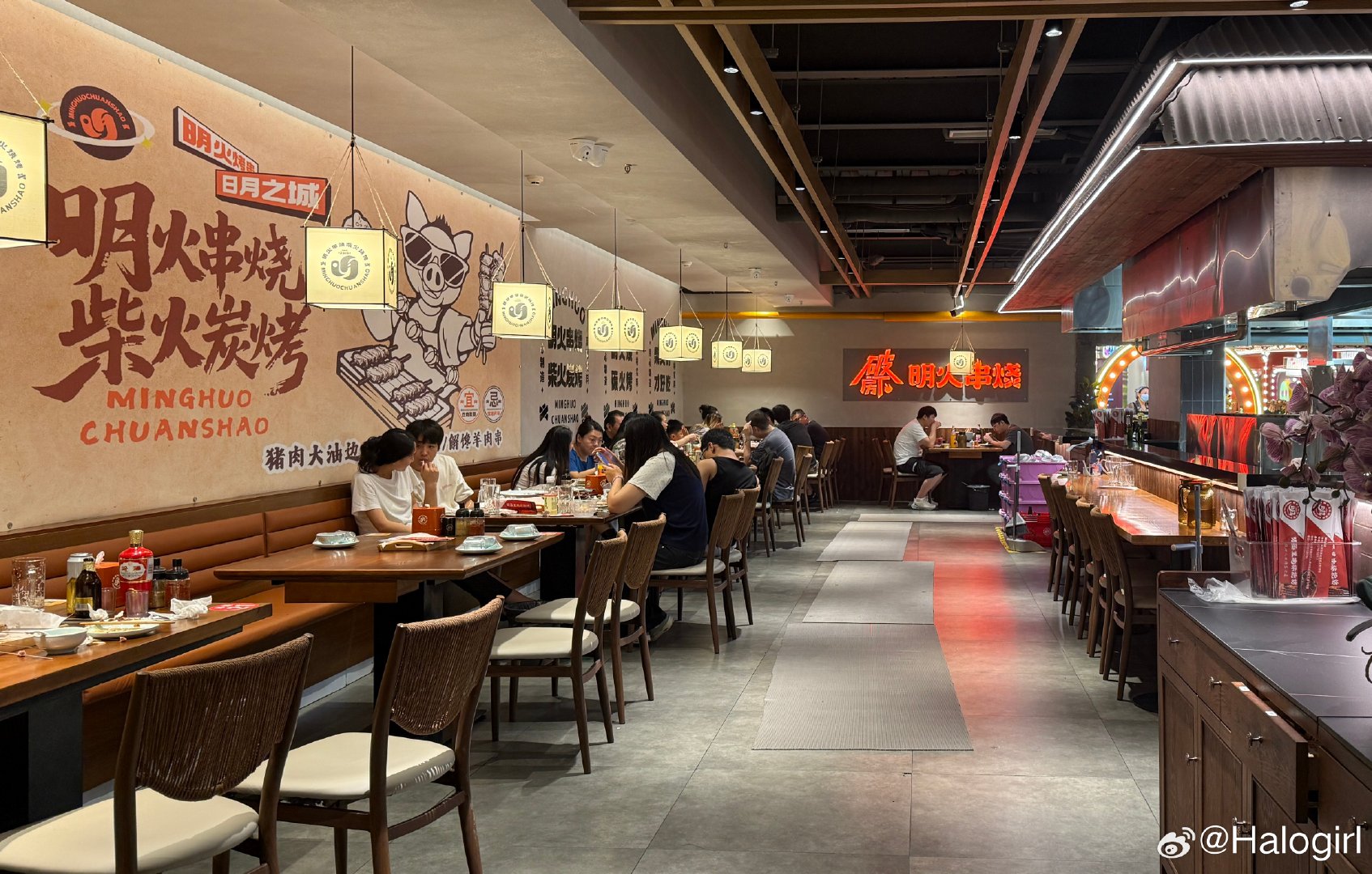 地大任性的商家[good]17:00开门，两层一共小200桌，室外还有大排档。食材新鲜、拒绝预制菜，服务、设施都好贴心，连姨妈巾、游戏机都妥妥安排。小伙伴们一聊吃的都秒在线[馋嘴]  ​