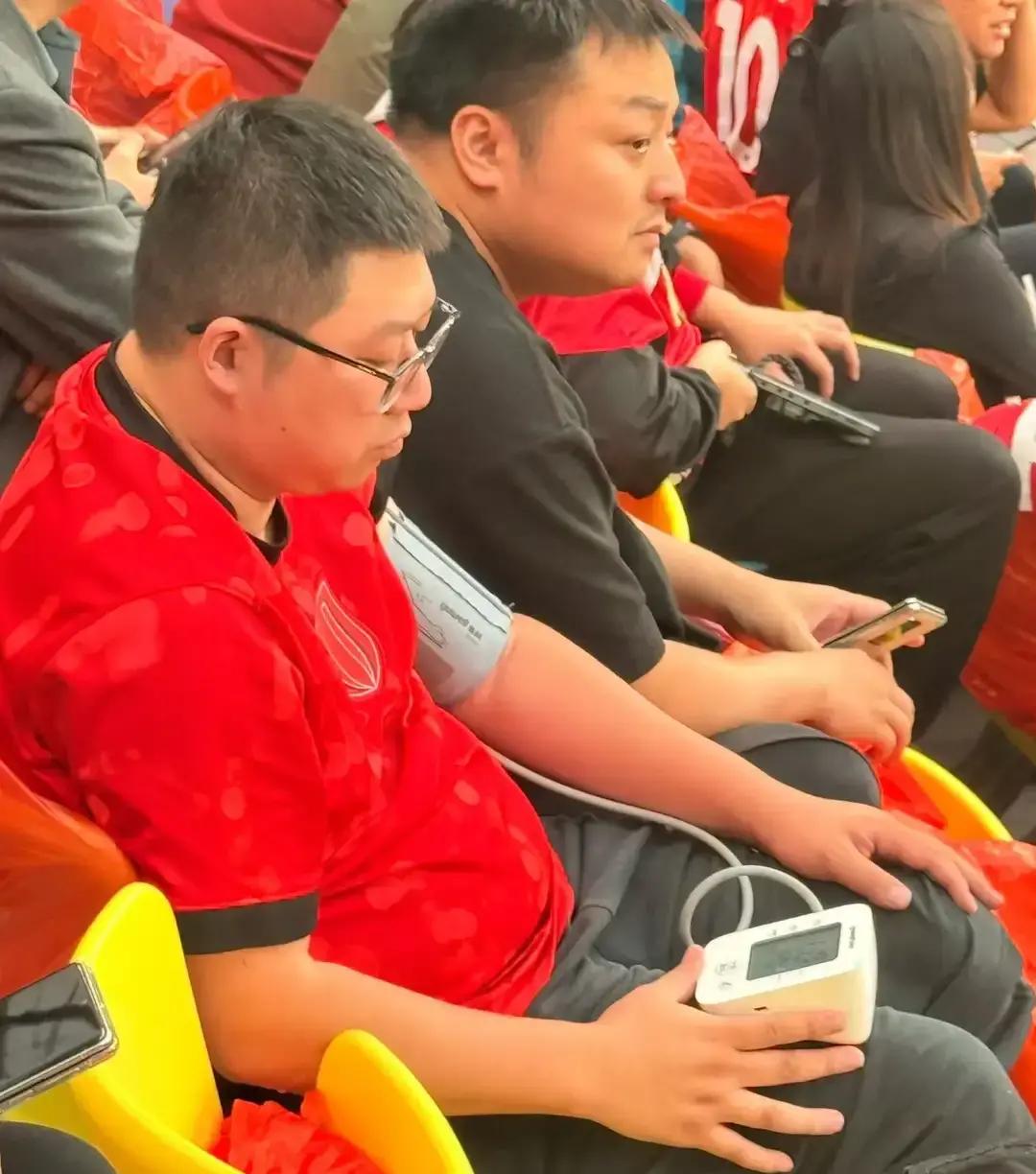 手握18分巨大优势都能被拖进生死战，今年中超这出大戏，简直把荒诞两个字直接写在脑门上了。
原本早就可以提前开香槟庆祝，结果最近这四轮踢得让人目瞪口呆：客场闷平河南，主场被津门虎补时绝杀，转头去客场被海港灌了三个，接着又在自家门口倒在英博脚下。一顿操作猛如虎，硬生生把毫无悬念的顺风局，踢成了全网围观