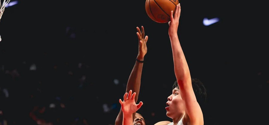 20岁生日那天，杨瀚森被NBA开拓者用第16顺位选走。一年后的季前赛首战，他前三节没上场一分钟。第四节上去打满12分钟，3投2中，6分1板3助1断，0犯规，正负值+5。
上赛季同一个位置，他季前赛首战6犯离场。
2026年10月8日，开拓者123比118赢勇士。杨瀚森的数据栏填得规规矩矩。得分不多，