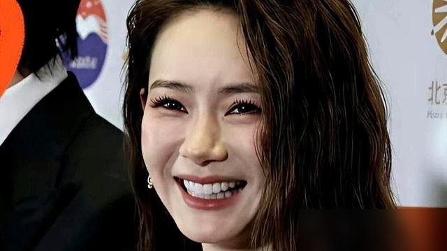戚薇自己说的，生完二胎在家不敢穿吊带，因为李承铉那眼神，跟火烤似的。
不是吵架，不是嫌弃，是盯得她发毛。她说那眼神太炙热了，感觉下一秒就要扑过来。
结婚十年，俩孩子，还能把老婆看害羞。李承铉这哥是真不装。
想想多少人婚后活成上下铺兄弟，手机比老婆亲。他俩倒好，乌镇看个戏，11岁闺女都快赶上戚薇
