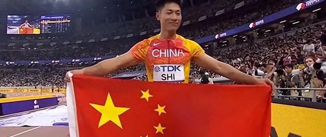 又见金牌！石雨豪一跃定乾坤，把男子跳远冠军稳稳揽入怀中！

名古屋亚运会男子跳远决赛，中国选手石雨豪站上起跳线的那一刻就绷紧了神经。助跑、起跳、腾空、落地，一气呵成的一跳，直接把冠军悬念终结。最终石雨豪如愿夺金，为中国田径队再添一份荣耀！

跳远拼的是爆发力，更拼的是那零点几秒间的胆量。你越敢冲，成