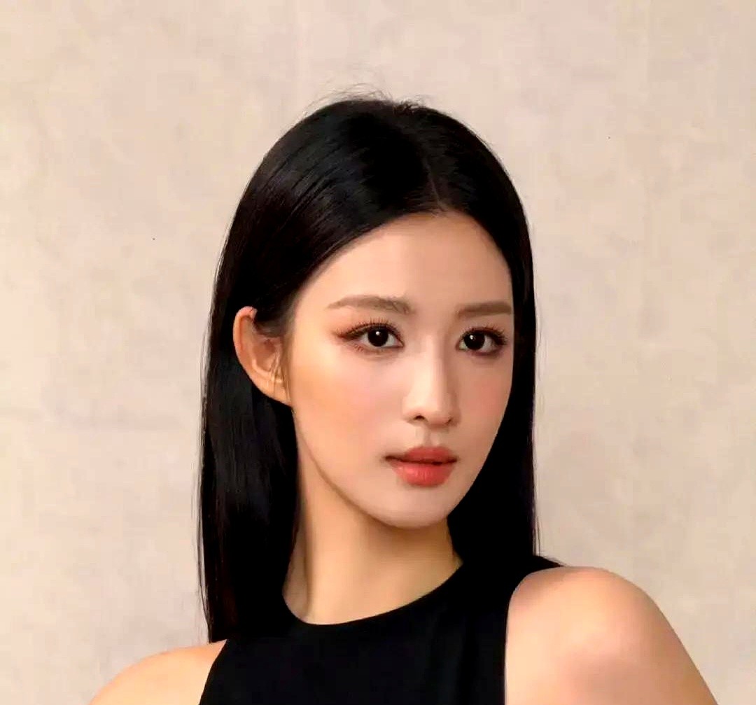 袁泉和李晟的新剧《人生路上》开机了，张国立坐镇。

这部剧讲中年女性职场，杨紫和章若楠还会去客串一把。实力派挑大梁的现实题材，现在越来越吃香。

年轻一波也没闲着。王楚然连轴转拍戏，硬是靠高强度工作把资源拉满了。卢昱晓那边直接开了独立工作室，公司把好配置都往她那倾斜。

檀健次给悬疑剧《蝉》唱了主题
