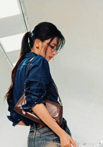 王楚然单马尾戴眼镜造型，冷艳高智御姐感！！