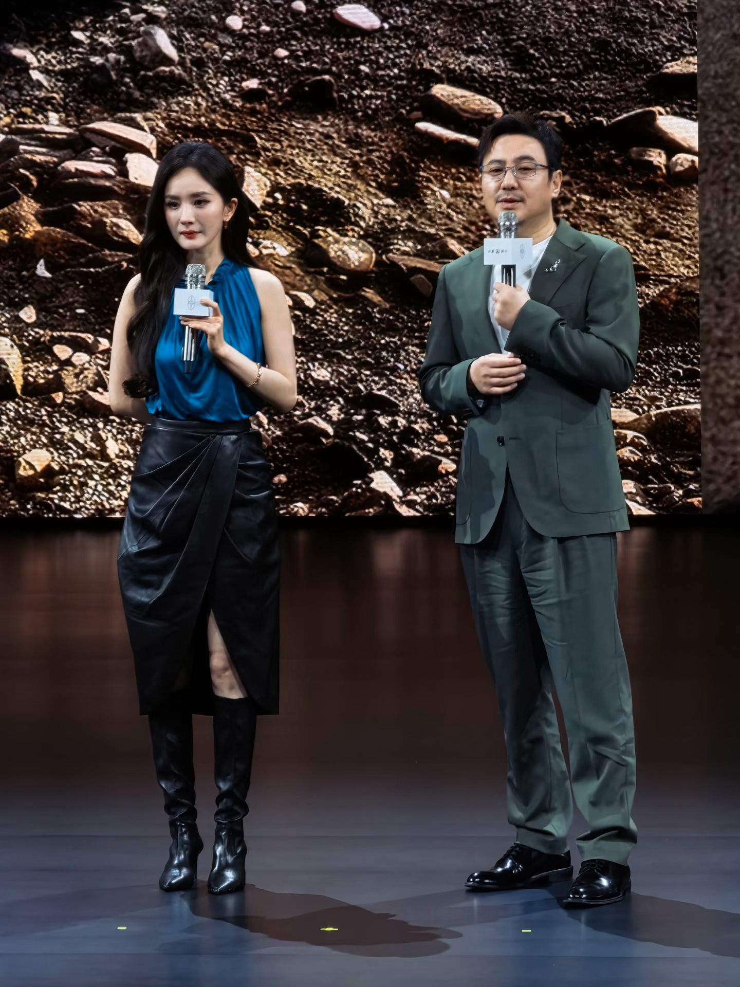 沈腾又忘了。
杨幂又跑回来了。
享界G9发布会结束准备离场时，两个人再次上演的一个小插曲，竟然让网友想起了多年前那个扶不扶。

沈腾抬脚就往前走，似乎忘了身后的杨幂。杨幂没有站在原地等，也没有露出尴尬，而是一路小跑赶上去，主动扶住沈腾一起离开。整个过程没有台词，却因为两个人的反应自带喜感。

评论区