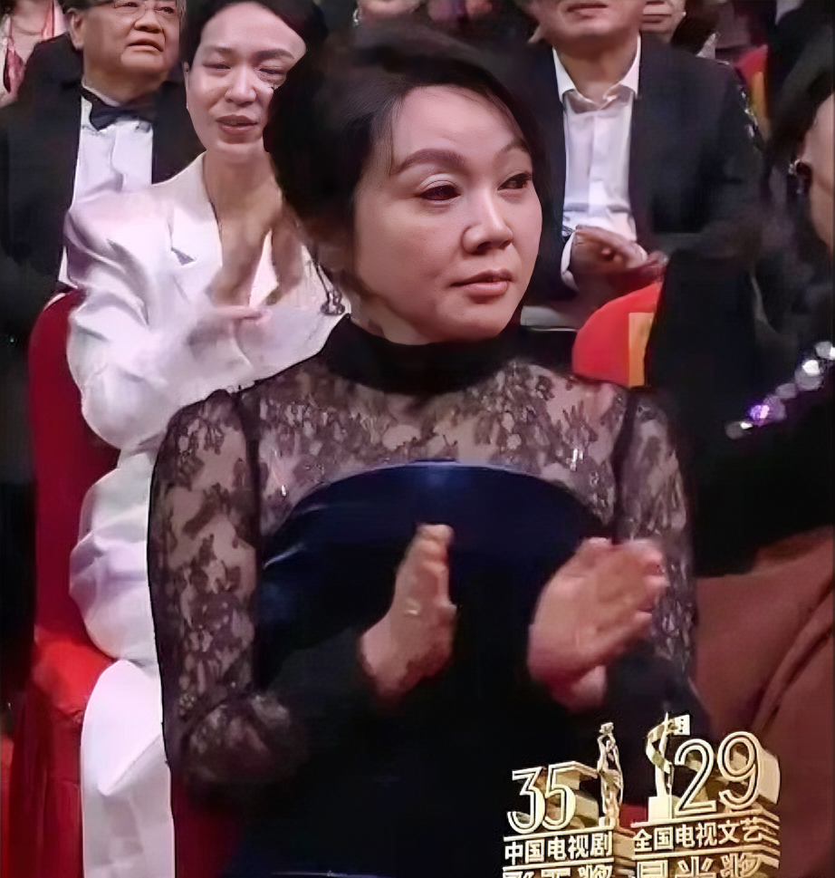 觉得自己命苦的
就来看看闫妮吧[捂脸]
一输白玉兰，二输金鹰，三输飞天，前两次还能笑，昨天晚上是真笑不出来了。

同样一起陪跑的马伊琍，前两次都没出席现场，只来最关键的一场飞天奖，也不算亏。‌￼

还有一位吴越，也是陪跑，但人家佛系，不管获没获奖都温和得体。

我们闫妮是真的藏不住，前两次还能挤出笑