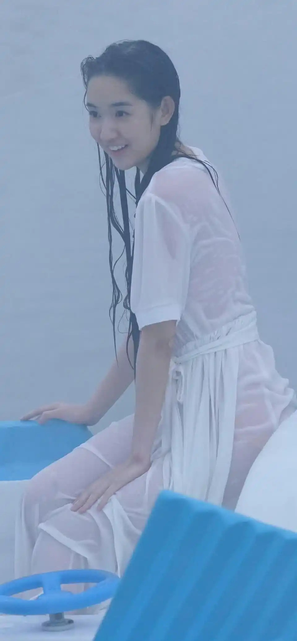 王玉雯雨戏豁出去了？浑身湿透后大家才看清她外衣下的穿法 ​