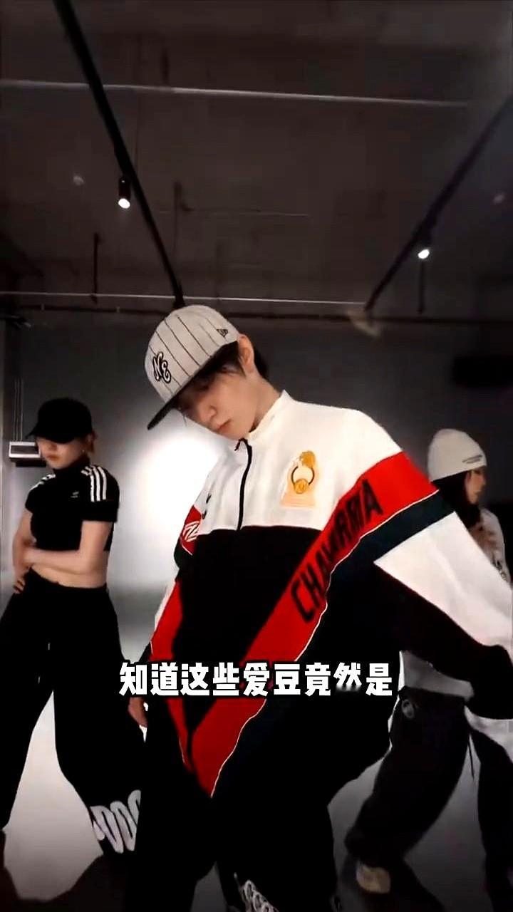 王俊凯居然比哈兰德还大一岁。

很多人听到这个对比，大脑都要宕机几秒。算算时间轴，TFBOYS出道，比韩国女团BLACKPINK整整早了三年。连那首《完美小孩》满大街放的时候，BLACKPINK都还没影子。

再看时代少年团。刘耀文比姬存莉年纪大，宋亚轩和沈全瑞同龄还大几个月。Cortes全员的年纪