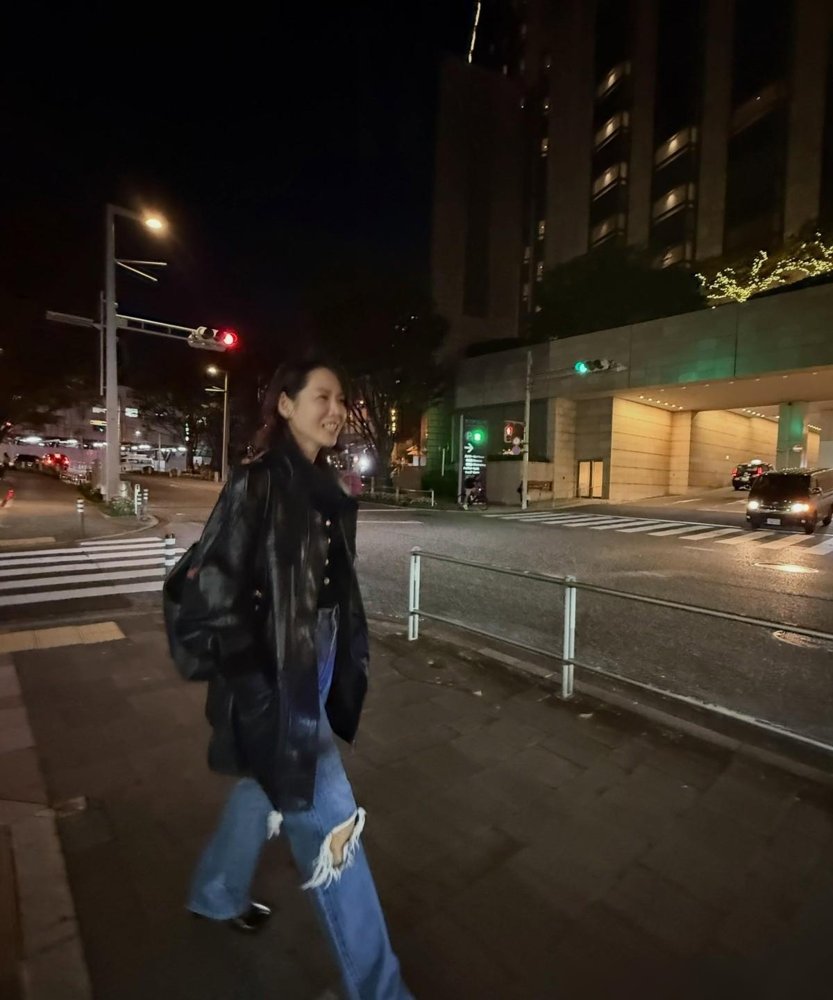 孙艺珍把头发剪了，大半夜在东京街头咧嘴笑，底下评论全在喊“难怪玄彬会爱上你”。
但你看她这趟日本行，根本不只是玩。9月初就被拍到跟玄彬带儿子在Midtown吃饭，她点餐，他推婴儿车。没几天，她的19禁古装剧《挑情丑闻》全球上线，被骂得挺狠。
她出来回应：不可能所有人都喜欢，玄彬尊重她的选择。转头