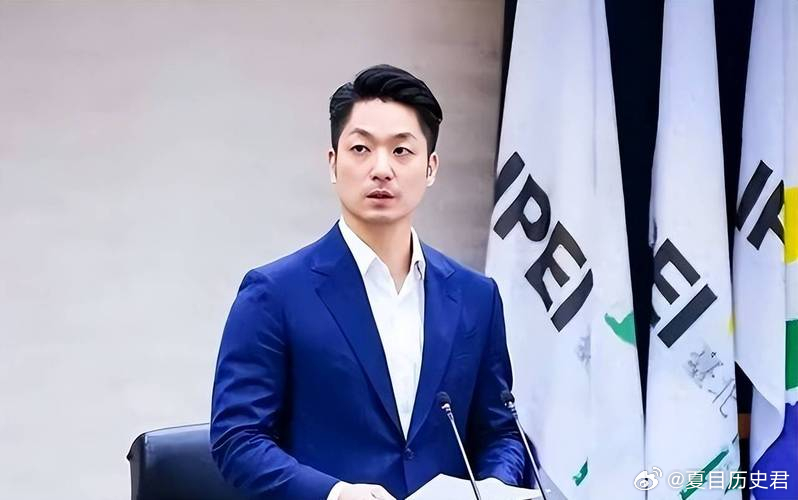 果然没令蒋万安失望，郑丽文已点将4人，她终于明白：要以牙还牙

近日国民党最新召开的记者会成为舆论关注的焦点，在会上，一个名为“郑小文”的AI虚拟人相信让大家眼前一亮。

它将作为国民党首任AI发言人，在未来成为国民党在舆论上的重要工具。当然比起这位AI发言人，记者会上与陈以信同时亮相的“ ​