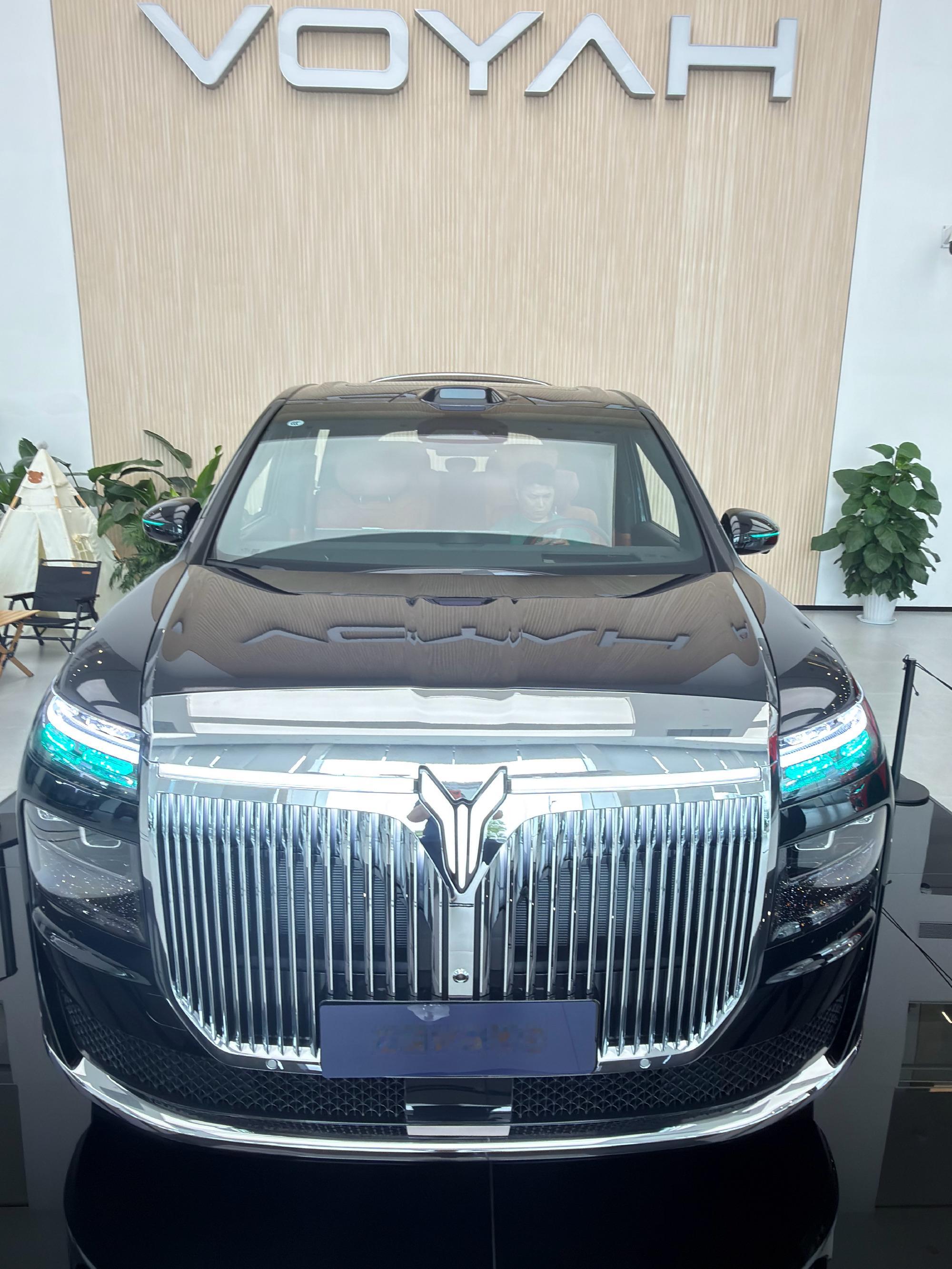岚图梦想家9到店后迫不及待的去看新车。首先是升降立标，听销售说还有防盗功能，哈哈。然后是二排旋转座椅让人爱不释手。这下不用冒风险去外面改装了。还有升级的大电池和鸿蒙智驾，让老车主忍不住想置换新车了。岚图梦想家9
