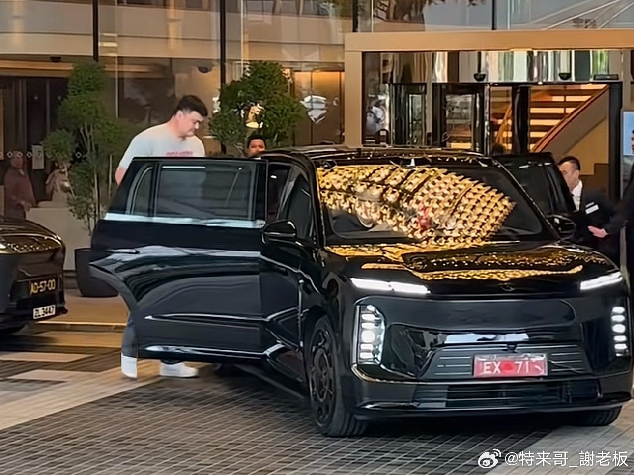 姚明 和 蔚来ES9 实在是太搭了！
#特来哥##大v聊车##蔚来ES9# ​