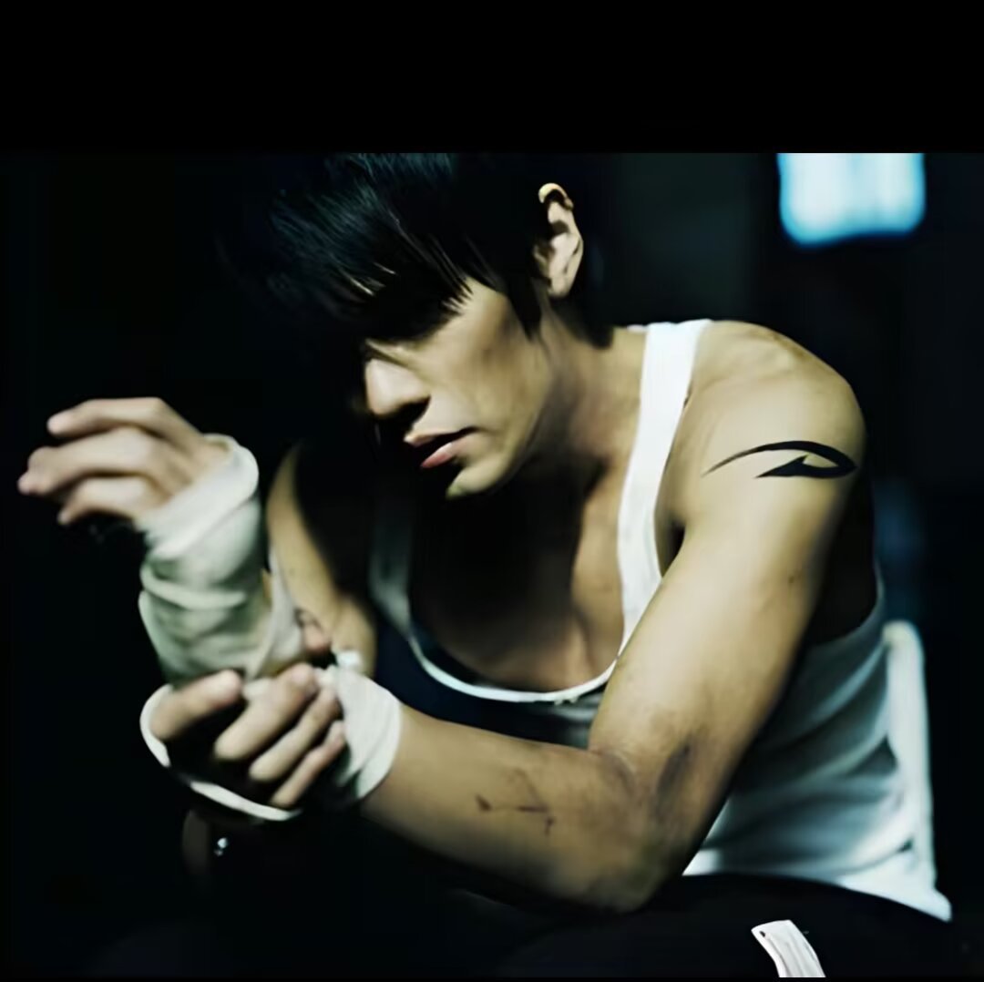 #周杰伦[超话]# 伦年轻时要是多拍几部偶像剧就好了！！！真的很帅啊！！！又翻到了以前保存的旧照，性张力满满，手缠绷带，真的很有感觉，妈呀，我都可以想象，像是那种从小家境不好性格孤僻，为了生计不得不去打黑拳，然后遇到一个爱的女孩子，用生命去保护她的那种男主，已经可以代入了，我第一眼看 ​