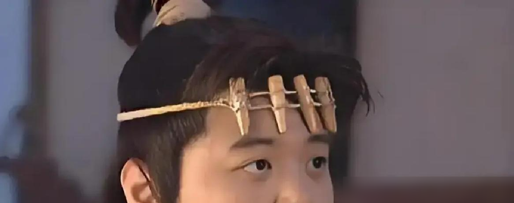 2003年，林子聪扔下还剩3场戏的《隋唐英雄传》剧组，连夜坐火车去了周星驰的《功夫》片场。

搁二十多年后回头看这事，说句实在话，真没几个普通人能比他选得更清醒。当年全网骂他不守契约，全剧组等他12天排期全废，多花十几万补拍，他也实打实背了四年的“半路跑路”恶名，接新戏先要跟人解释半天前因后果。