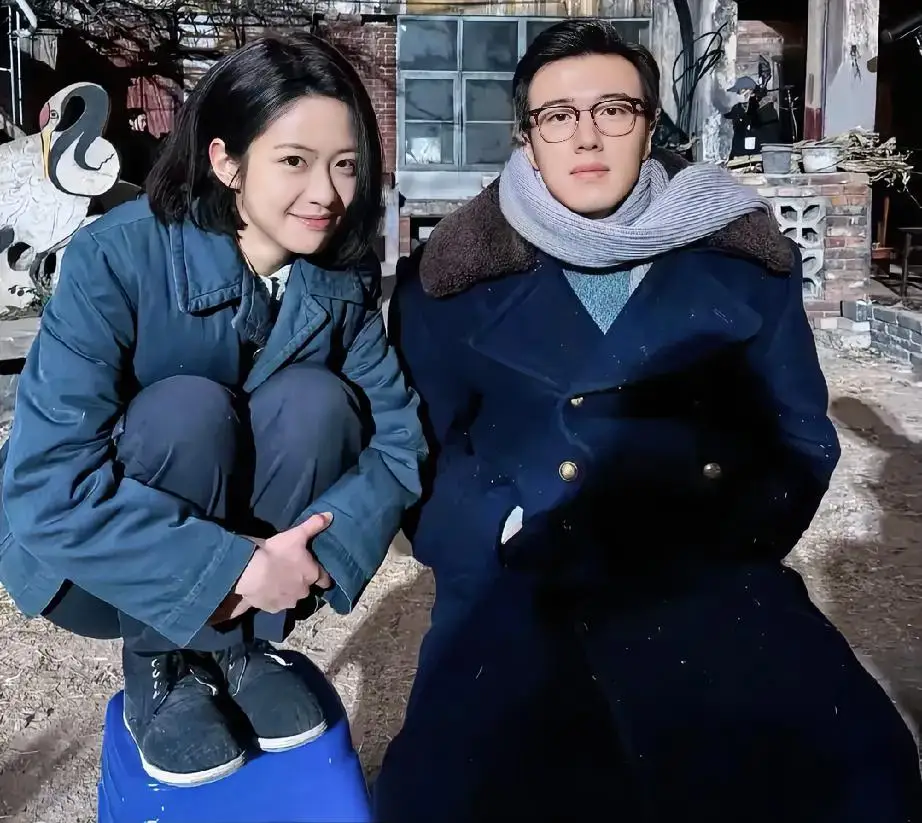 “龙傲天”不搞笑了！张哲华《余红旧事》演狠人，观众：眼神太吓人

谁也没想到，曾经在喜剧综艺里靠“龙傲天”笑翻全网的张哲华，这次居然在《余红旧事》里把观众看出一身冷汗。

很多人点开剧之前，还带着点“喜剧演员演悬疑”的怀疑。结果几集看下来，不少网友直接改口：“完全认不出来了。”

在剧里，张哲华