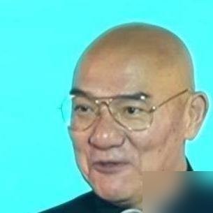 73岁的唐国强，一脚迈进了微短剧剧组。

路透照一出来，网上立马炸了锅，满屏都在叹息老艺术家“晚节不保”、“自降身段”。

可观众还在为当年的“诸葛孔明”争体面，老先生自己的脑子转得比谁都快。

前阵子他刚搞了档视频播客，名字就叫《丞相还挺忙》，前脚拉着赖冠霖跨代对谈，后脚找曹云金叙旧，回老家写写书
