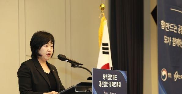 韩国那些心心念念想靠一块亚运金牌免服兵役的年轻球员，这回怕是要彻底笑不出来了。
原本赢了球就能领免死金牌的好日子，可能真要到头。
起因倒也讽刺。之前亚运会决赛刚赢下来，有选手当场就急不可耐戴上了退伍帽，满脸写着“我不用去军营吃苦了”，招摇过市。
这种得瑟劲儿，瞬间戳痛了无数老老实实服役的普通年