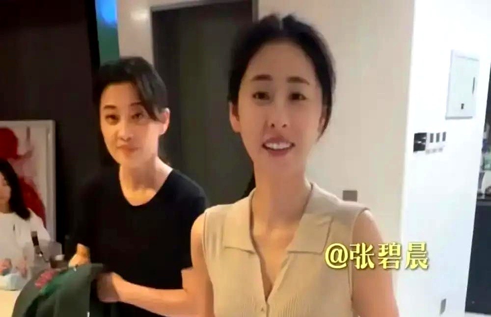 周雨彤一个电话打过去，想让张碧晨夸夸自己，结果当场被拆台，弄得脸上挂不住。

电话那头，张碧晨一点没客气，直接开怼：“你当导游？你连外币都不换，懒得要死！” 现场气氛瞬间降到冰点，弹幕都在刷，这姐妹情是不是塑料做的。

可节目一播完，风向就变了。俩人不仅没掰，还被拍到一起去了梅婷家吃饭，衣服都穿得像