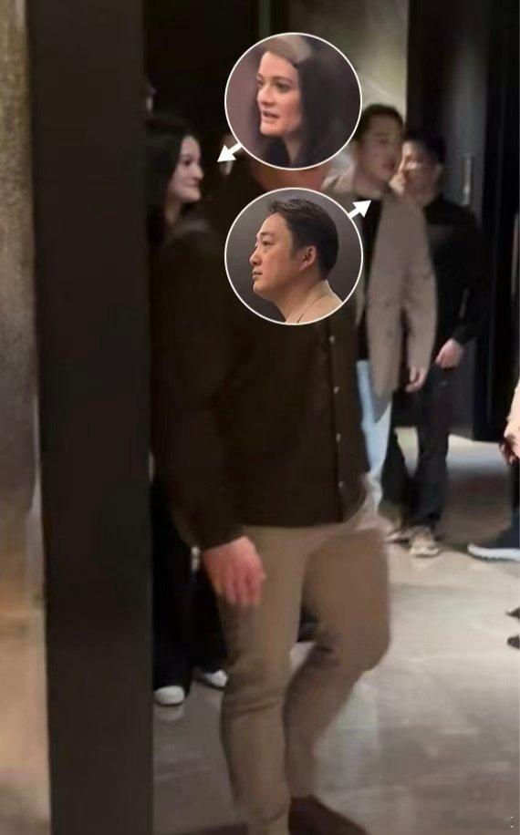 #黄仁勋女儿现身北京WRC现场# 我刷到视频第一眼就认出来了，Madison Huang和桦之坚鲍总同框出镜，最近北京科技圈热度直接拉满，WRC、英伟达、人形机器人这些热点叠在一起，实在让人忍不住吃瓜 ​