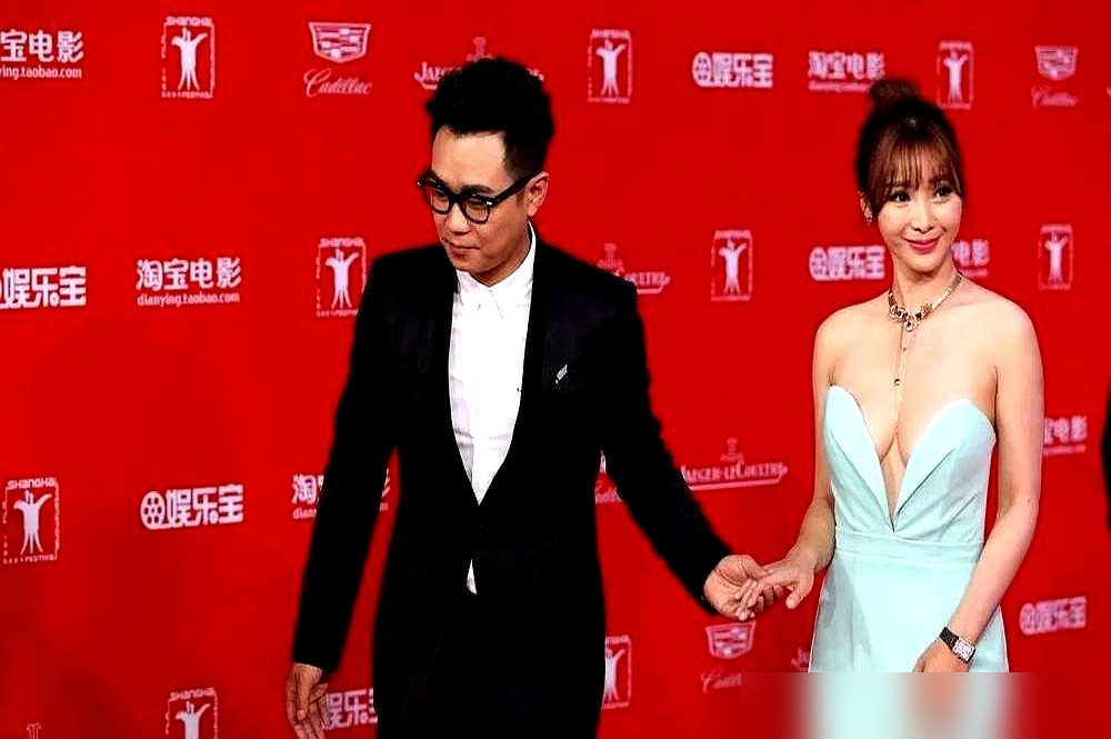 大鹏拍《屌丝男士3》那会儿，想请柳岩来客串，制片主任斜眼一瞅，网剧，没钱没咖位，直接给否了。
这事大鹏记了十年。不是记仇，是记着话事权不在自己手里的滋味。
后来《煎饼侠》开拍，预算还是紧，柳岩一个电话就来了。天台那场戏，台词是现写的，写的就是他俩这些年的处境。从2009年综艺里替他挡点穴，到20