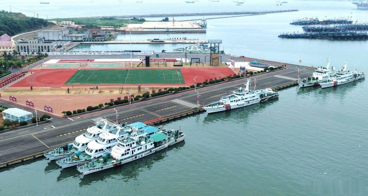 #中国海警[超话]# 营区建设｜辽宁海警局立足一线执法执勤、队伍训练、生活实际需求，推进营区环境全方位提质升级改造。图为迭代更新后的某部码头，618B型巡逻舰等多型舰艇泊靠在港。（图源：人民武警）#中国海警# [威武] #中国武警# [加油] #中国海洋执法# ​