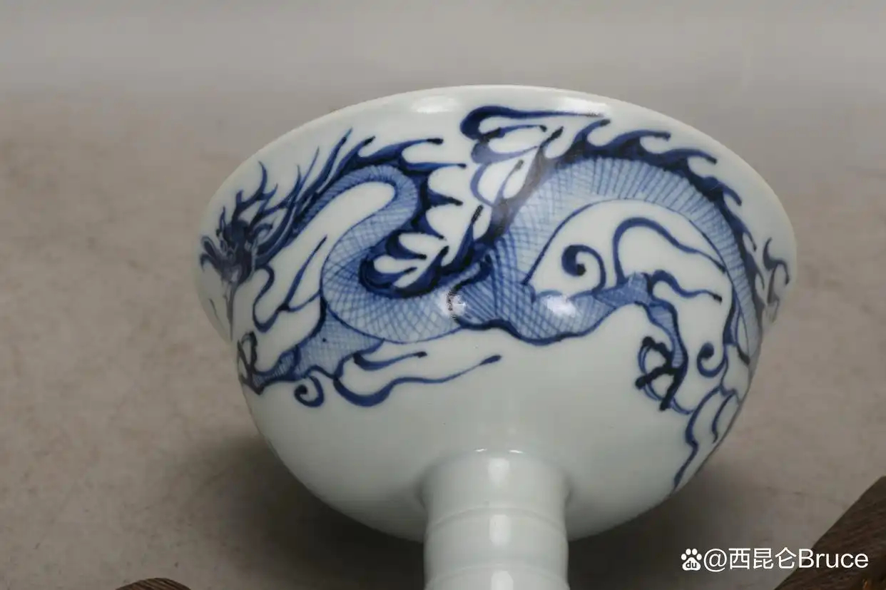 #举报考古文物失踪后店铺遭轮番查#举报起因：央视画面里的失踪文物。
线索来源：店主比对2010年央视《探索·发现》栏目播出的菏泽元代古沉船发掘画面，发现一件半埋在土里的元青花杯未出现在移交清单和馆藏中 。
实名举报：今年6月底，店主向山东省文旅厅实名举报此事，省市文旅部门已确认介入调查 。
 ​