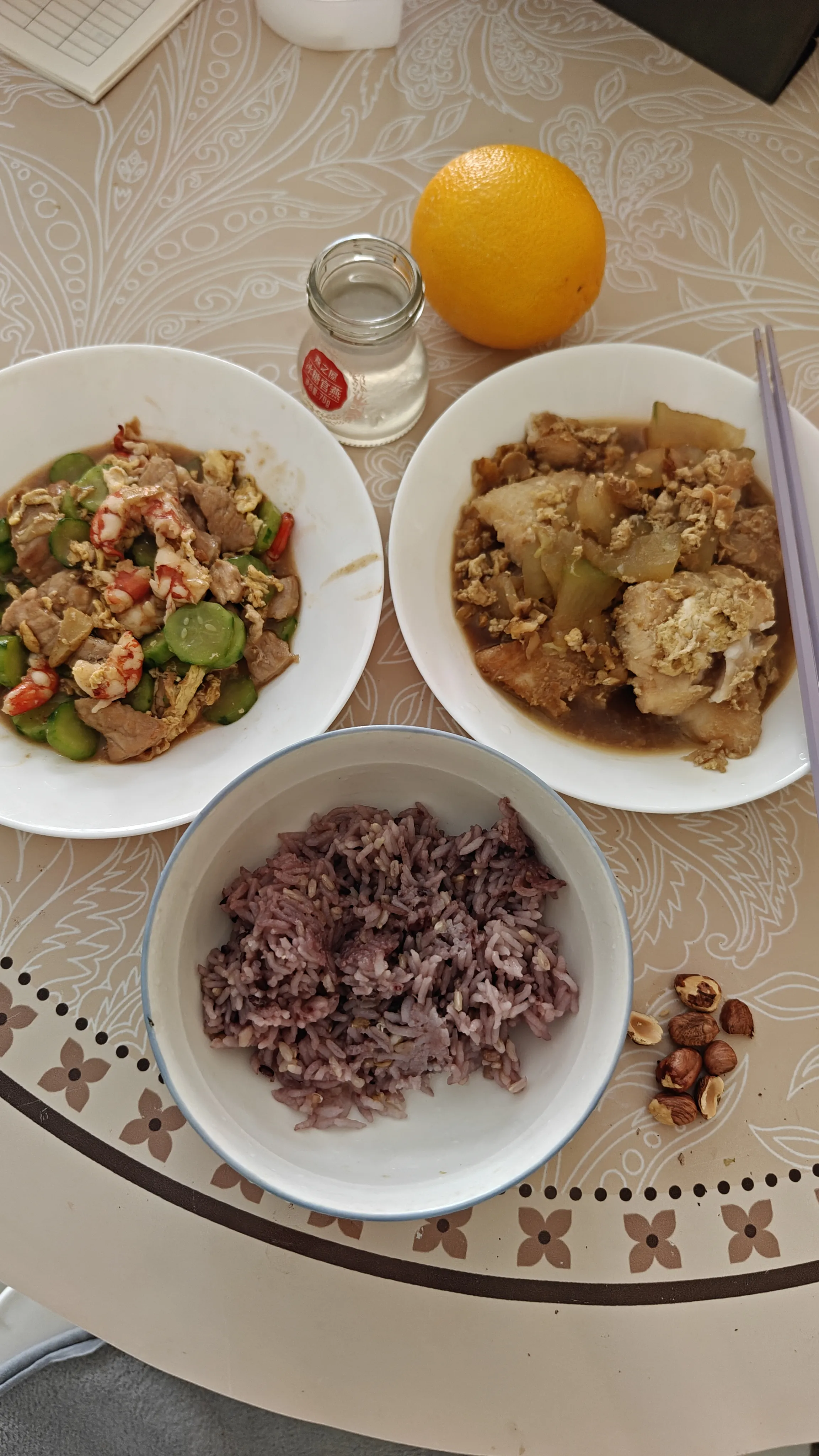 给闺女做的午饭，是冬瓜炖巴沙鱼，另一道菜里放了黑猪肉，我提前切成片，和黄瓜、鸡蛋