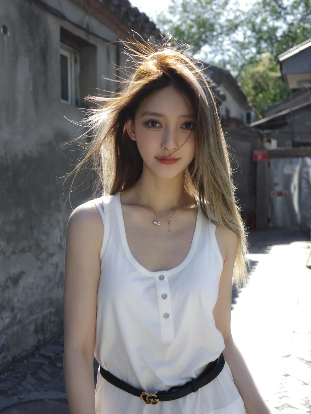 酷酷的北京模特小姐姐，她的额间碎发带着自然的卷曲，像被风吹乱的棉絮，轻...