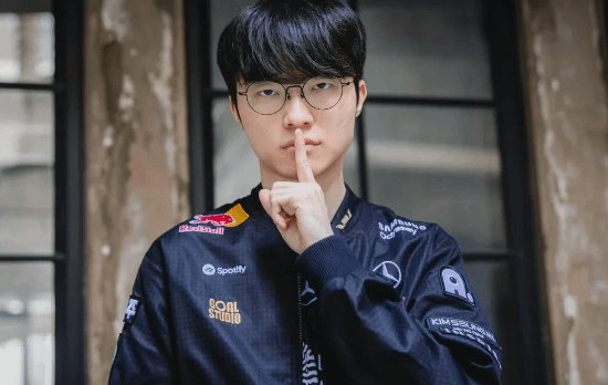 【#Faker三征亚运谈中国队缺席影响#，#Faker说亚运缺少中国对手韩队占优#】九月二十六日，Faker抵达名古屋后接受媒体采访，就中国队未参与本届亚运会英雄联盟项目一事作出回应。他指出，在缺少中国队这一强劲对手的情况下，韩国代表队的整体实力确实在本届赛事中处于相对突出的位置。但他随即强调，正 ​