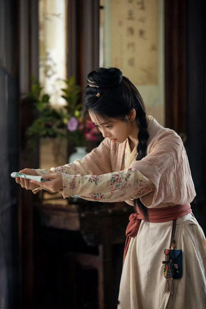 #谭松韵上一秒嫡女下一秒婢女##兰香如故#
谭松韵这次的角色反差感直接拉满～之前一直看她演甜妹，现在挑战隐忍又带点腹黑的人设 ​
