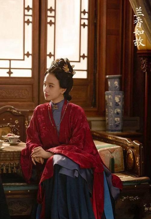 演员李梦被网友爆料已在月子中心生下女儿，消息在10月5日冲上热搜，但纯属匿名口述、无实拍证据，本人与工作室至今保持沉默未作回应。 一、网传爆料内容与信源- 月子中心同住：有网友自称与李梦同住一家高端月
