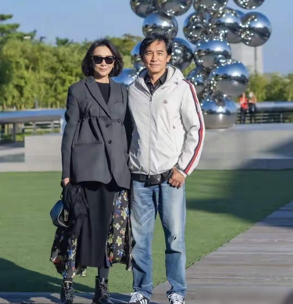 结婚18年，梁朝伟和刘嘉玲居然一直分房睡。
别瞎猜感情破裂，是这俩人活得太通透。
一个是极度社恐的影帝，一个是热衷攒局的社交女王。梁朝伟拍戏日夜颠倒，刘嘉玲有严重洁癖，作息根本凑不到一块。
怎么办？一人一间房，卫生间各用各的，财务也互不干涉。灯泡坏了刘嘉玲去换，家里装修梁朝伟拎包就走，装好再回