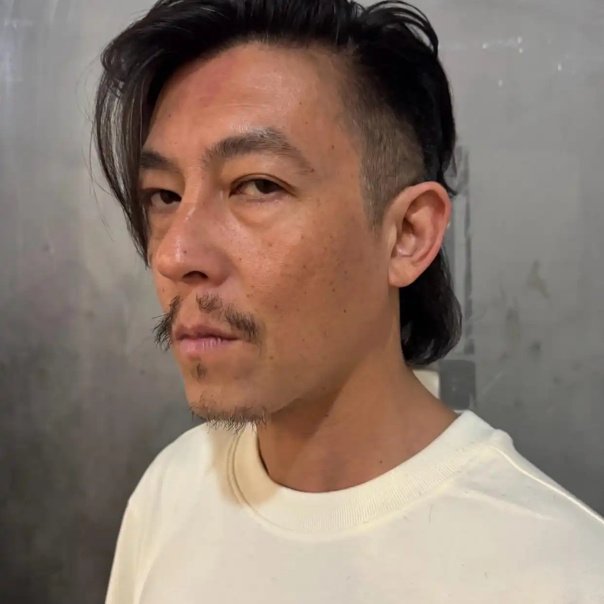 陈冠希最新自拍曝光，退圈之后完全不刻意保养。
 
他和谢霆锋是同岁，可外貌差距巨大，看着足足老出二十岁。曾经风靡一时的痞帅男神，如今脸上都冒出老年斑。
 
当年为他心动的大批女粉丝，心里那层男神滤镜，这下直接碎得一干二净。
​
陈冠希退圈后主要经营潮牌生意，重心放在家庭和女儿身上，不再以偶像身份要求
