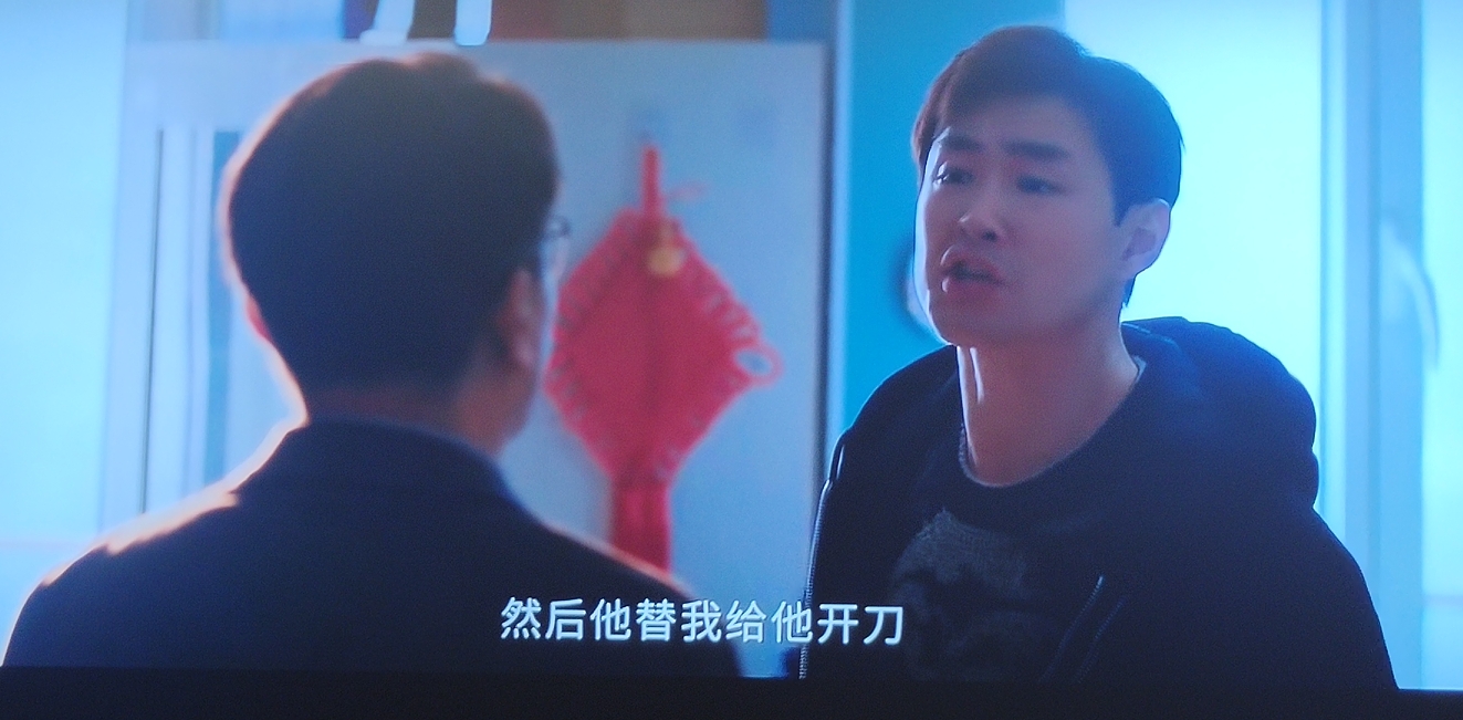 小城良方，这还是个轻喜剧，一个充满生活气息的有点悲伤的轻喜剧
肖战，掉东北堆里了，“你回东北了，谁炸刺也不好使!”当刘铮亮被东北大姐，弟弟的老板，骨灰盒店老板死死掐住咽喉一动不能动的时候，我不得不笑了，这算是肖战的挑战了!他说，换你你试试?
剧里的东北话，刘铮亮的深圳从医背景，老家普通医院的医生哥们