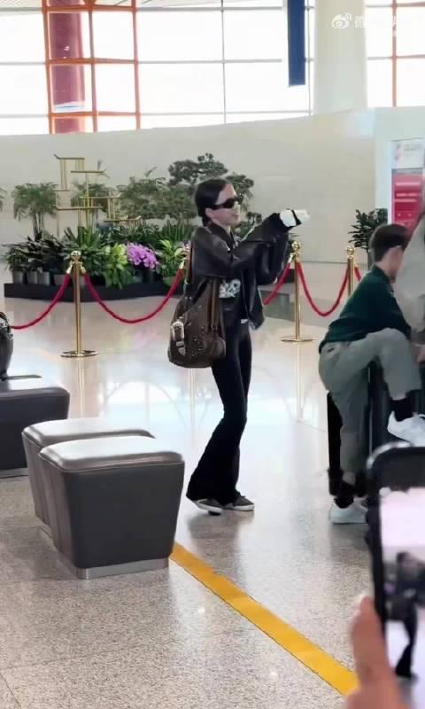 黄磊家俩闺女的性格反差也太大了吧！今天不少人在聊他家孩子的近况，和大家印象里一直偏清冷气质的姐姐黄多多不一样，妹妹黄少艾走的完全是俏皮可爱的路子，看得不少网友都羡慕了。
现在大家对两个小姑娘的发展也挺多讨论的，有人觉得妹妹的性格更适合进娱乐圈，也有人一直盼着姐姐能早点出来活动，还有网友提到之前看到妹