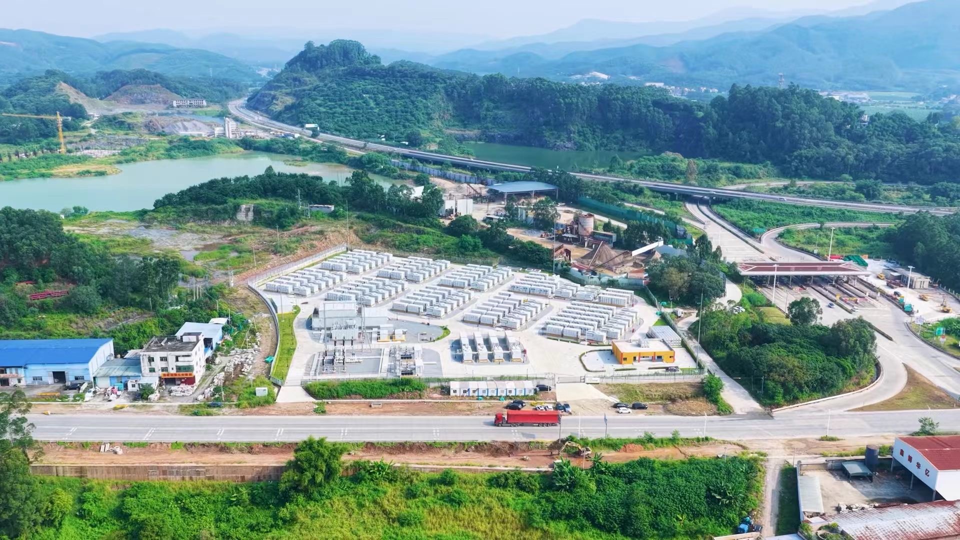 #惠州日盛# 9月29日，惠州日盛 200MW/400MWh 独立共享储能电站并网仪式举行。惠州日盛 200MW/400MWh 独立共享储能电站占地 25,333 平方米，装机 200MW/400MWh，以 220 千伏接入电网，搭载公司自研储能电芯逾 45 万颗，年均充放电超 1 亿度，预计年减排二氧化碳约 8 万吨。作为亿纬锂能首个并网的电网侧 ​