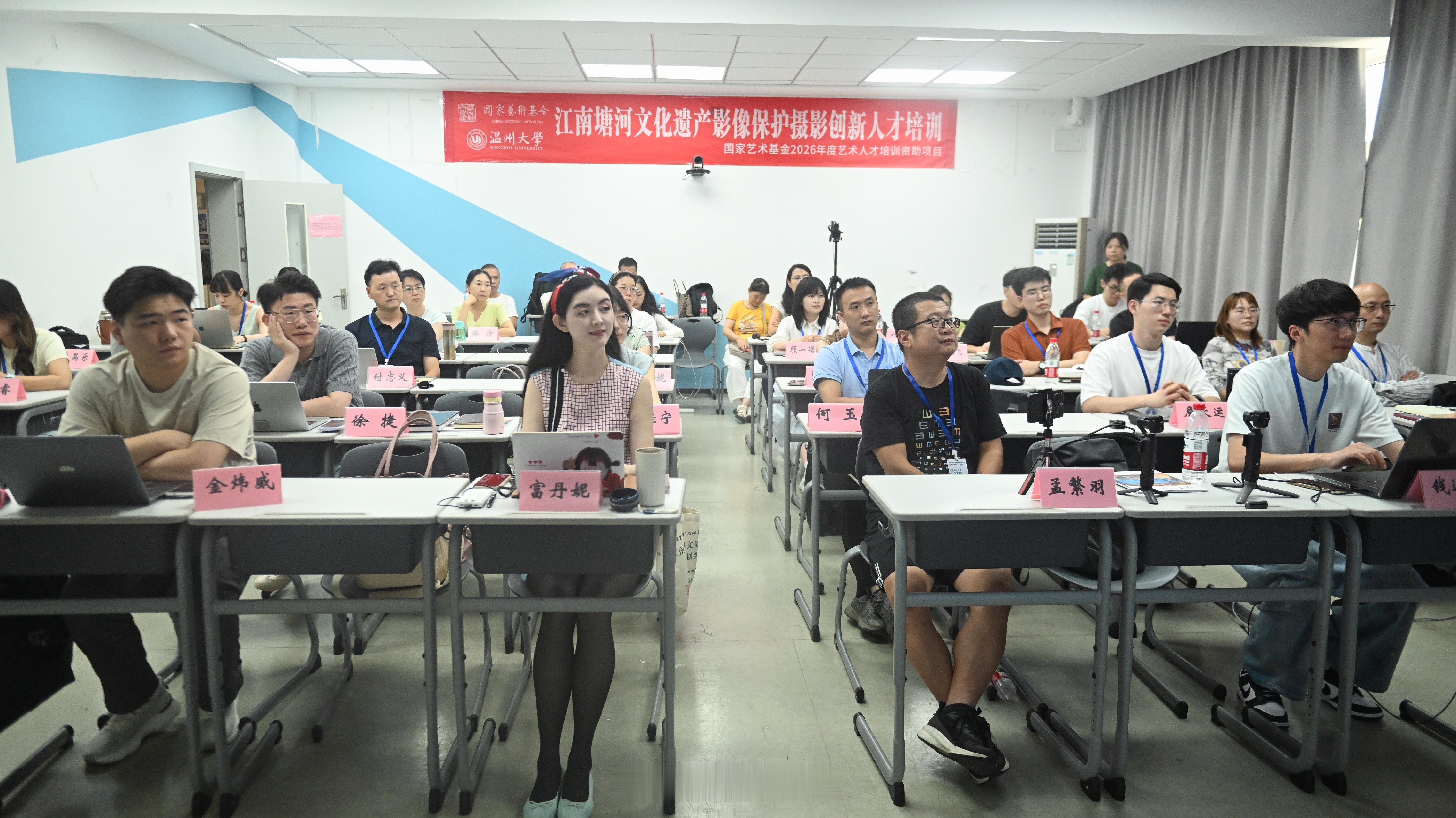 哈哈～大学里除了毕业照没怎么拍的合影…没想到来温大几乎每天都有呢。随着...