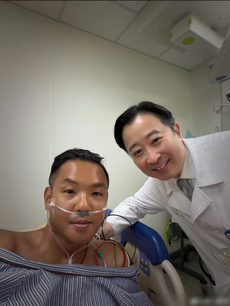 血管堵了90%，他还在笑。陈建州9月15日看球看到一半，胸口闷、喘不上气、后背疼，送医一查，急性心梗。左边一条血管几乎全堵死，直接推进去装支架。手术后从ICU转普通病房，他躺在病床上比了个大拇指拍照报平安，脸黑得发灰。范玮琪说，他原定当晚带孩子飞日本谈生意，被她硬拦下来了。不抽烟不喝酒，一天睡三四个