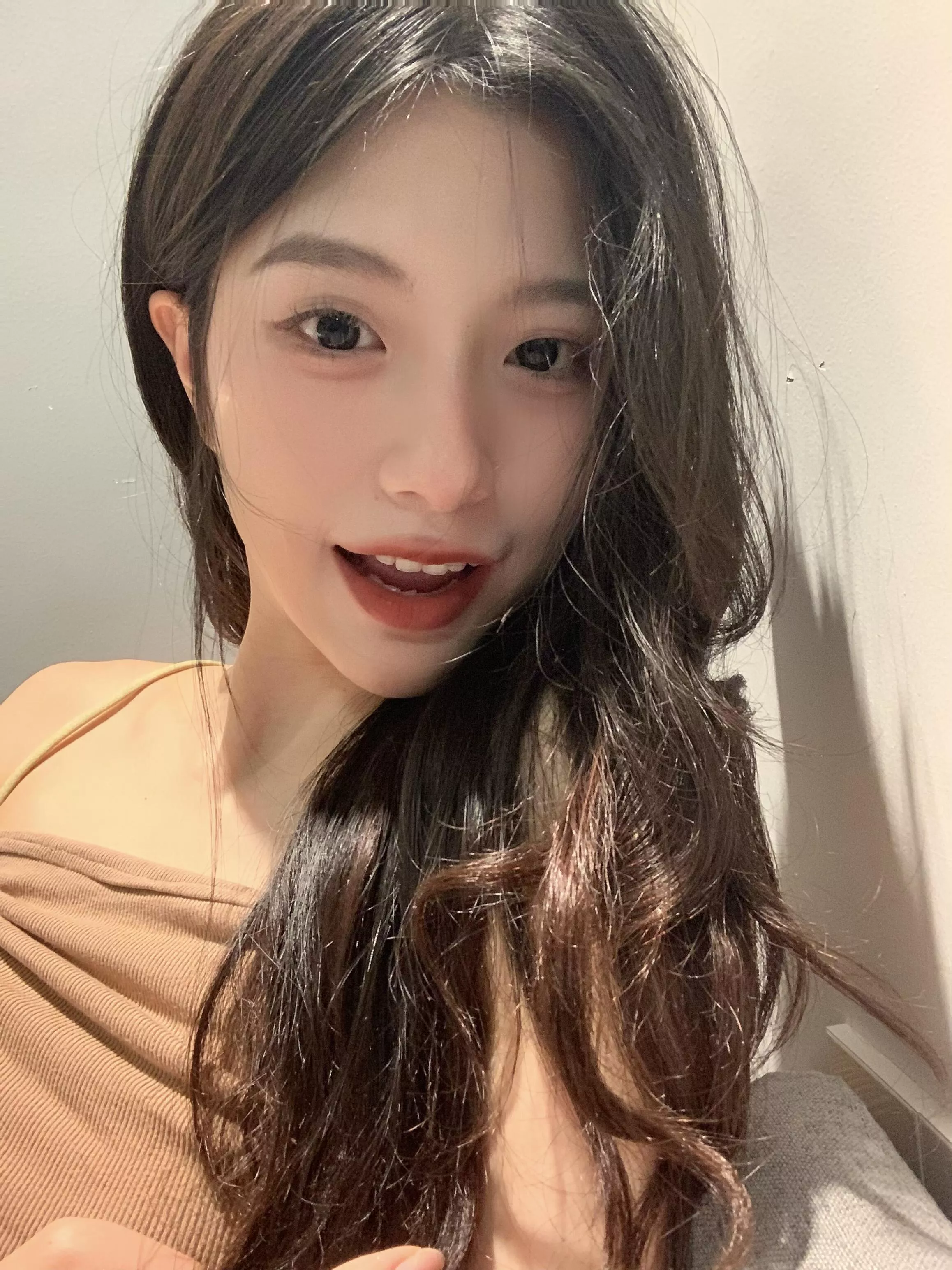 甜美少女，温柔笑颜，暖色系穿搭