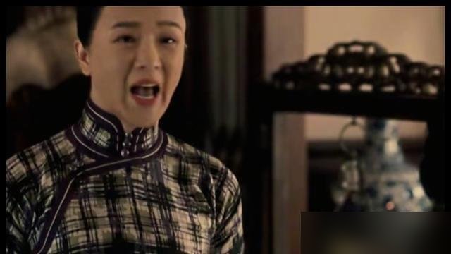 蓝盈莹说周显欣演万淑芬，眼里有刀。这话一点没夸张。
《伟大的长征》里，万淑芬管着黔军的钱袋子，王家烈在前头打仗，她在后头拍桌子定军饷。那架势，不是演的，是长在骨头里的。
周显欣这人挺有意思，华西医科大毕业，正经拿过手术刀的，半路转行考了中戏硕士。演《觉醒年代》高君曼时拿过国剧盛典奖，这回演军阀夫
