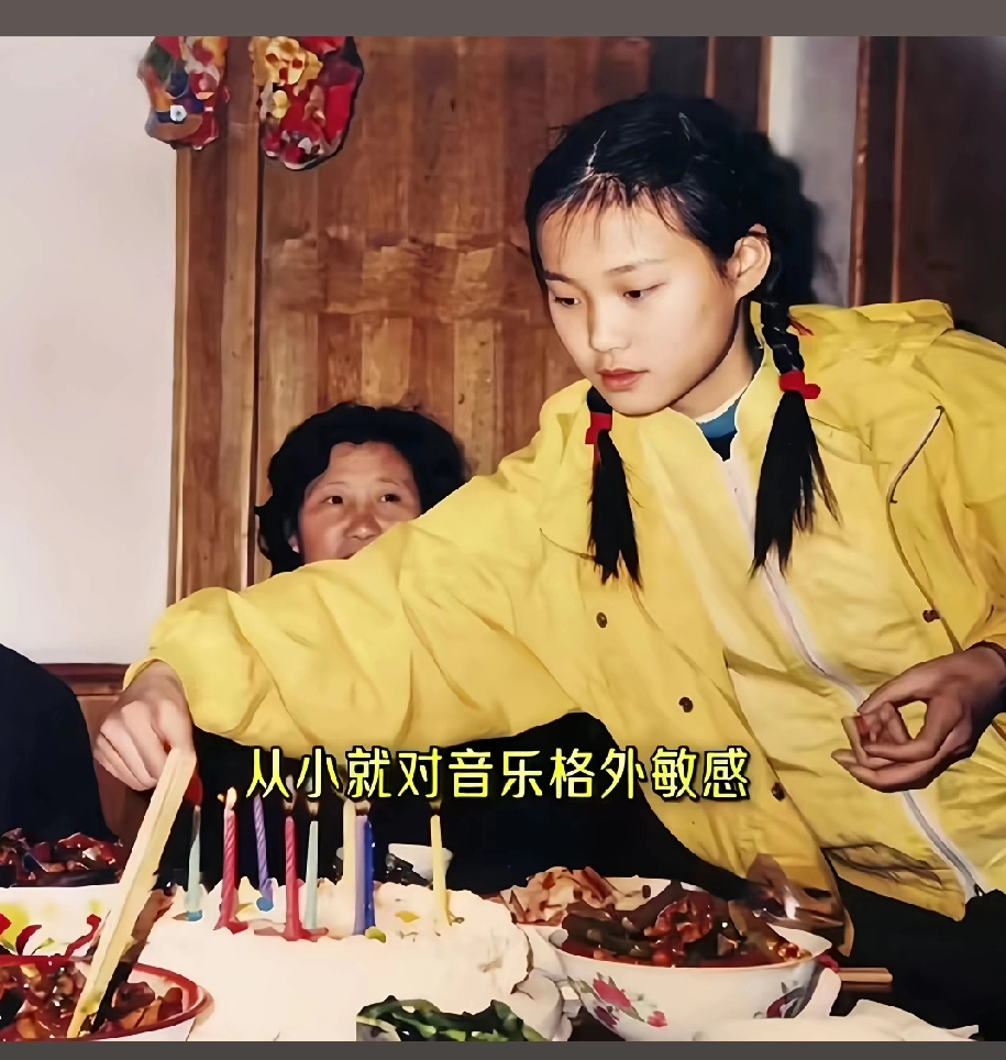 原来李宇春小时候是长头发啊，还一直是假小子的发型呢？

其实李宇春长头发也挺好看，但是却没有短发有辨识度了！

超女真是捧红了很多人，其中李宇春就很有代表性，直至现在李宇春的演唱会都是爆满，每次出现都让大家眼前一亮，42岁的李宇春的状态非常好。