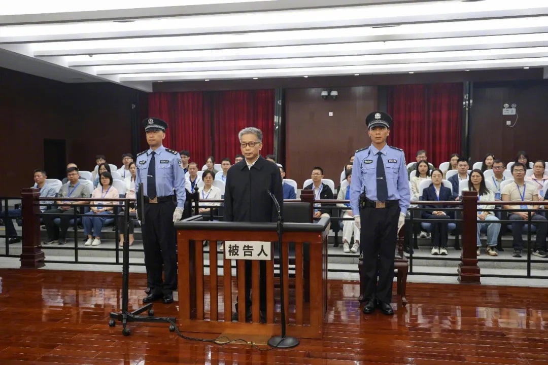 【广西壮族自治区政协原党组成员、副主席彭晓春受贿案一审宣判】2026年9月29日，广东省佛山市中级人民法院一审公开宣判广西壮族自治区政协原党组成员、副主席彭晓春受贿一案，对被告人彭晓春以受贿罪判处死刑，缓期二年执行，剥夺政治权利终身，并处没收个人全部财产；对追缴在案的彭晓春受贿所得财物 ​
