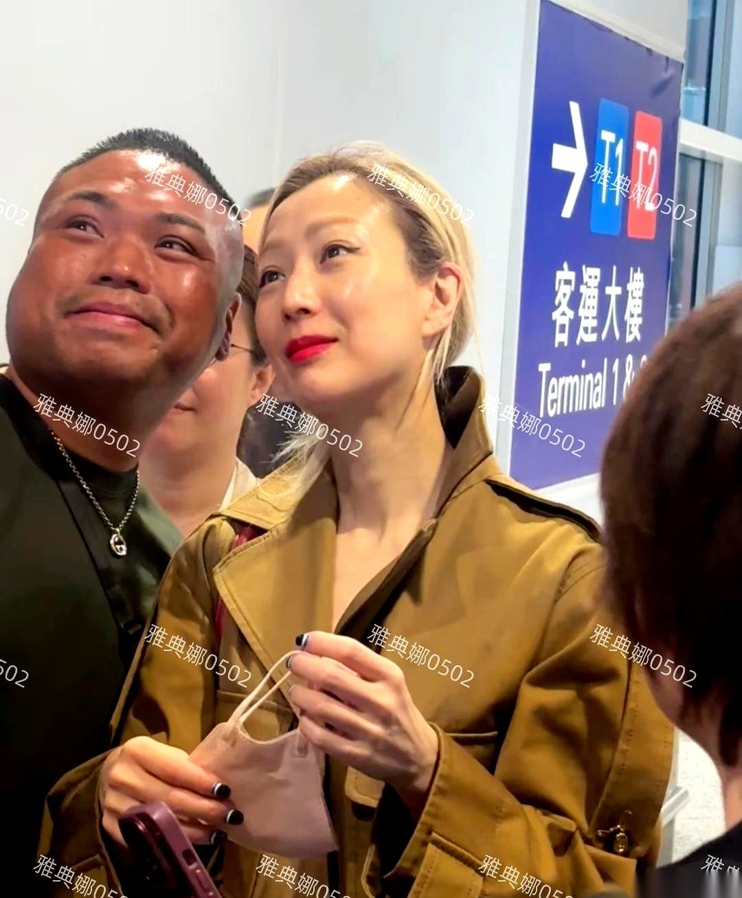 有网友在香港机场碰见了郑秀文，她顶着浅金色的头发和漂染过的同色眉毛，54岁的年纪脸上居然看不出一丝皱纹。
据这位偶遇的网友描述，郑秀文不仅身材依然修长，本人看着靓女又年轻，而且皮肤白到发亮。她当天的妆容相当惹眼，浅金发色配上大红唇，还画着一条上飞的粗眼线。这种一般人很难驾驭的造型组合，在她身上却意外