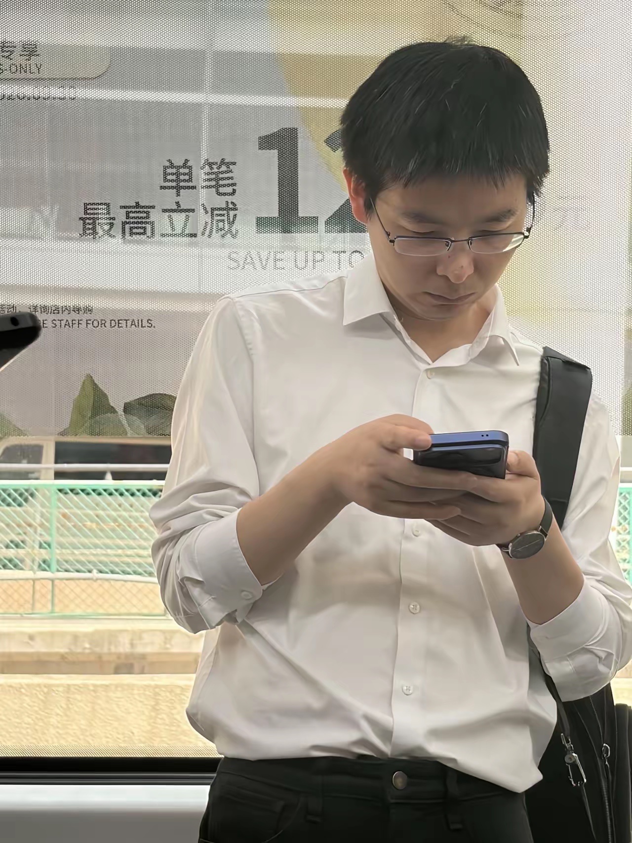 网友在北京机场摆渡车偶遇宇树科技创始人王兴兴，画面看着格外有感触。
已经是上市公司掌舵人的他，没有助理随行，独自一人背着背包，低头盯着手机，神情凝重愁闷。才36岁，身形微胖，鬓角冒出不少白发，满脸沧桑，完全没有想象中企业家的光鲜派头，看着就像一个压力重重的普通打工人。
公司刚刚上市，股价波动、各类舆