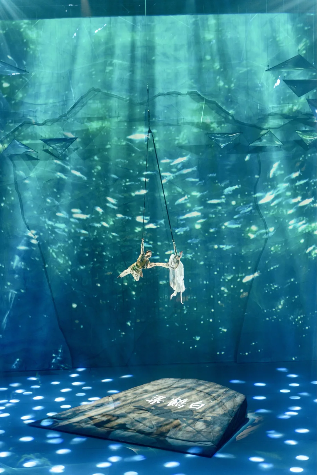 重庆顶流！幻境杂技剧《长江》首演视觉超震撼