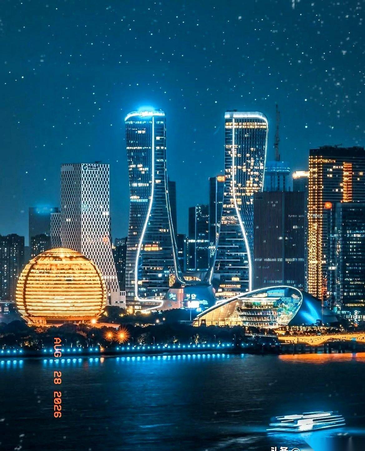 看一眼杭州A股上市公司2026年上半年的赚钱榜单，你就知道现在钱都在往哪个方向流。没了那些不在A股的互联网大厂，剩下的大佬们一亮底牌，金融圈直接占了大半张桌子。
排名第一的杭州银行，半年净利润直接突破百亿大关，在榜单上断层领跑。浙商银行也不甘示弱，紧紧咬住安防龙头海康威视，稳稳坐在第三把交椅上。光这