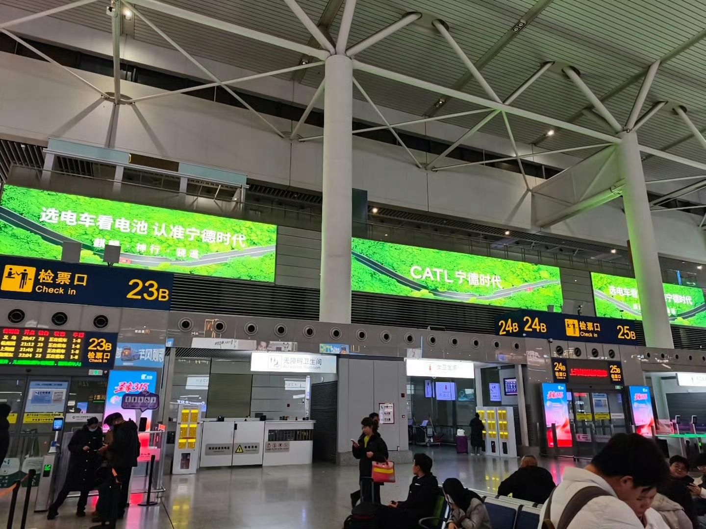 #deepseek# 好多消息称DeepSeek完成120亿+美元融资、也有说500亿元的，还有800亿的。
腾讯和宁德时代为最大投资方。

究竟融资多少已经不重要了，看来不管怎么着都是刷新了中国大模型的"融资纪录"。

腾讯投资容易理解，马化腾把AI 当做是几百年不遇的、类似发明电的工业革命一样的机遇。

宁德时代是 ​
