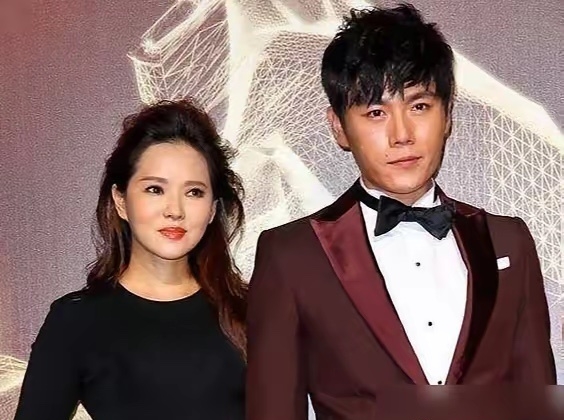 伊能静自曝：
结婚十多年，我从来没在秦昊面前换过衣服、上过厕所。就算是夫妻，也得保持距离，留点神秘感。
我化妆收拾的时候，也不让他待在旁边。
 
听完这番话，瞬间就能看懂她真实的心态。
 
她心里一直很介意，自己比秦昊大十岁。
这么多年始终揣着心事，怕自己年纪大了状态变差、看着显老，更怕被另一半嫌弃