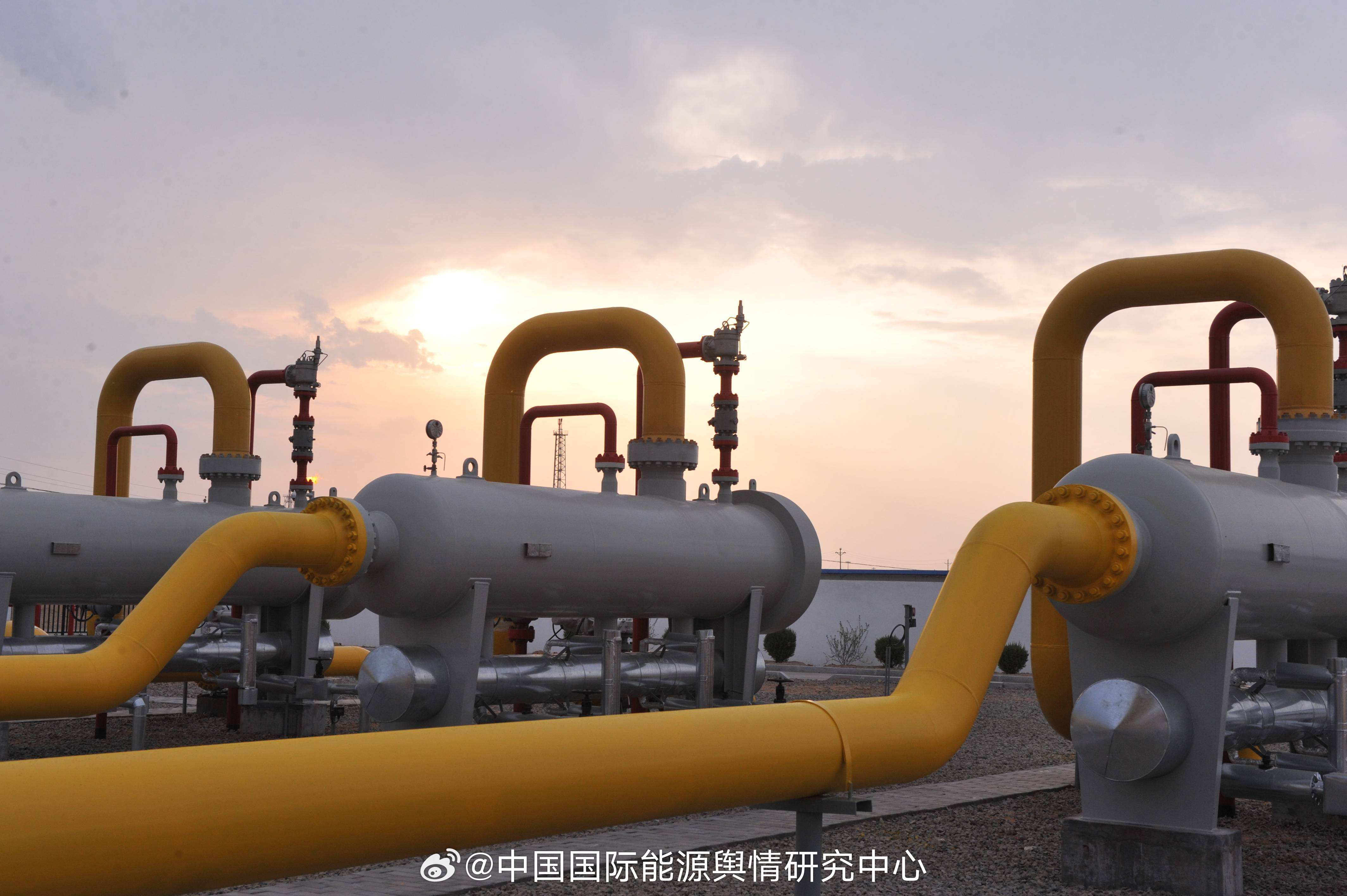 【伊朗战争使全球液化天然气账单增加390亿美元】中东冲突迫使更多买家转向现货市场以替代受扰的供应量，Rystad Energy估计，2026年全球液化天然气进口商在长协和现货供应上的支出将至少增加390亿美元，尽管采购量减少6070万吨。经霍尔木兹海峡的卡塔尔和阿联酋出口受扰，迫使买家以更高价格采购替代货 ​