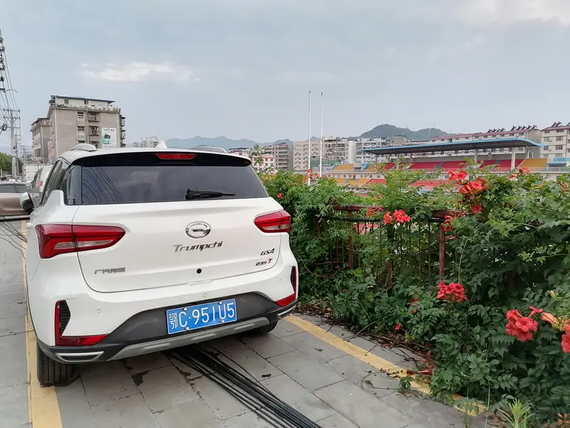 #8万级舒享宽敞第五代GS4#手握八万预算买车，这事儿往往让人头疼，谁不想花小钱办大事，既要面子又要里子？第五代传祺GS4这就来了，带着满满的诚意，试图在这个竞争激烈的江湖里闯出一片天。这车一亮相，就把“舒享”两个字刻在了脑门上，让不少持币待购的家庭心里泛起了涟漪。
咱们先说说这车的个头，2770m